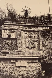 Uxmal, indisk basrelieff, nonnenes palass (Uxmal, basrelieff av indianeren, nonnenes palass), plate 44 fra albumet quot;Amerikanske byer og ruiner, Gide Parisquot; (1863)