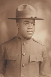 Fotografisk portrett av løytnant Charles J. Blackwood, 1914-1918.