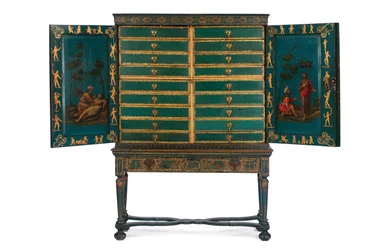 Samlerskap på stativ, ca. 1700-30 (forgylt og grønn Japanning) (se også 780666-8)