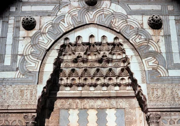 Detalj av inngangsportalen til den islamske skolen (ca. 1251)