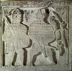 Seljukide Art (Seljukide eller Saljuqide): lavt relieff som representerer to krigere. Fra Konya, Tyrkia. 1200-tallet. Tyrkisk islamsk kunstmuseum, Istanbul