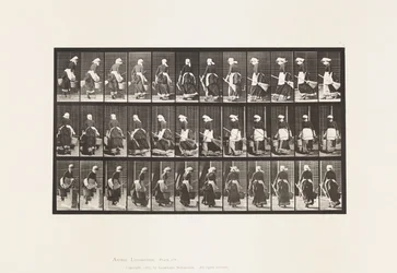 Plate 107. Vende seg for å gå opp trapper, bøtte med vann og kost i hendene