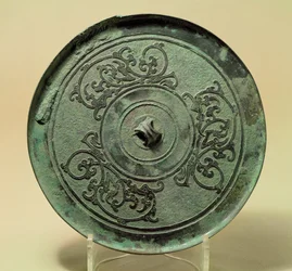 Speil med interlacing Dragons, Eastern Zhou-dynastiet, Warring States-perioden, 475-221 BC (bronse)