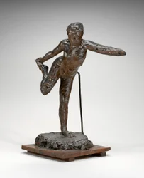 Danser holder høyre fot i høyre hånd, ca. 1900-1911 (brun voks og plastiline)