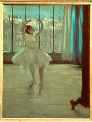 Danser foran et vindu