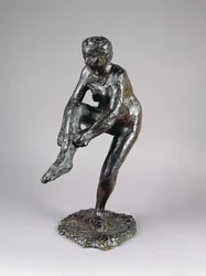 Danser tar på seg strømpene (bronse)