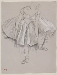 Danseuse rajustant son chausson, tidlig på 1880-tallet (kull og pastell på papir)