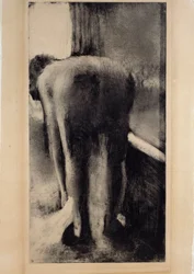 Naken kvinne som bløter føttene ved badekaret. Monotypi i svart blekk av Edgar Degas (1834-1917), 1879-1883. 0,45 x 0,23 m, Paris, Louvre-museet
