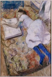 Ung jente strakte seg ut og så på et album, ca. 1889