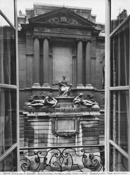 Utsikt over Fountain of the Four Seasons, sentral del, rue de Grenelle, 1739-46 (detalj) (se også 346094, 346095, 346096, 346097)