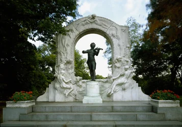 Monument til hyllest til den østerrikske komponisten og dirigenten Johann Strauss II (eller Johann Strauss sønn eller den unge eller Johann Sebastian Strauss) (1825-1899). Skulptur av Edmund von Hellmer (1850-1935). 1921. Wien, Stadtpark, Østerrike