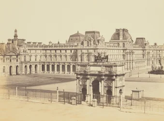 [Arc de Triomphe du Carrousel og Cour Napoléon, sett fra Tuileriene, Louvre, Paris]