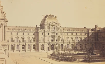Cour Napoléon og Pavillon Sully sett fra Turgot-fløyen i Louvre, Paris