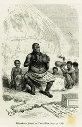 Stammelederen Ketimkuru spiller trekkspill. Stikk ved Riou som illustrasjon til beretningen «Innsjøene i Ekvatorial-Afrika» av Victor Giraud, marinefenrik, fra 1883-1885, i Le Tour du monde, 1886, under ledelse av Édouard Charton (1807-1890), Hachette