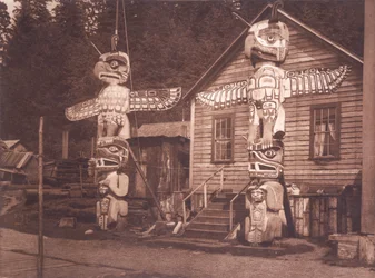 Utskårne stolper ved Alert Bay, British Columbia