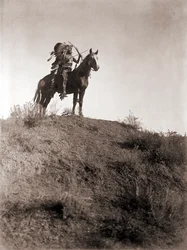 Absaroke Warrior on Horseback av Edward S. Curtis, ca. 1910 (sølvtrykk)