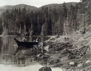 Amerikanske indianere på kanopadling på bredden av nootka
