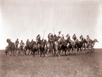 Brule Sioux War Party av Edward S. Curtis, ca. 1907 (tonet sølvtrykk)