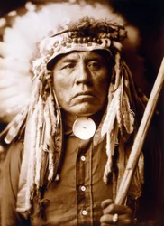 Curley, Apsaroke-mann, iført hodeplagg, ca. 1905, foto Edward S. Curtis
