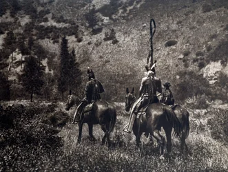 Amerikanske indianere fra Apsaroke-stammen i Black Canyon, USA
