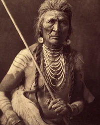 Ulv, indisk Apsaroke (Ulv - Apsaroke også noen ganger skrevet Absaroke) Foto tatt fra bind 4 av leksikonet utgitt av Edward S. Curtis (1868-1952) om indianerne i Nord-Amerika, med et forord av Theodore Roosevelt. Mellom 1907 og 1930, 2