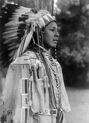 Ungdom i feriedrakt, Umatilla, ca. 1910, foto Edward S. Curtis