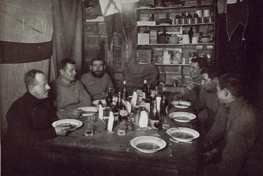 Mennene, Midvinterdagsmiddag, British Antarctic Expedition, Cape Evans, 22. juni 1912 (s/hvitt-bilde)