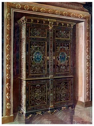 Armoire i ibenholt med innlegg av gravert messing og hvitt metall, 1910.