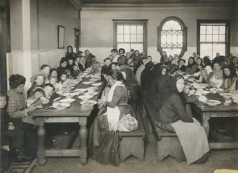 Innvandrere serverte et gratis måltid på Ellis Island, ca. 1906 (s/hvitt-bilde)