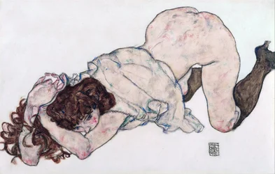 Knelende jente, hviler på begge albuer - Schiele, Egon (1890-1918) - 1917 - Svart kritt, gouache på papir - 28,7x44,3 - Leopold Museum, Wien