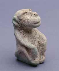Bavianstatuett, fra Hierakonpolis-tempelet, hovedforekomst, tidlig dynastisk periode, 1.-2. dynasti (glasert fajanse) (se også 113908)
