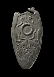 Seremoniell palett med et reservoar for sliping av øyemaling, omgitt av utskårne dyr, fra hovedforekomsten, Hierakonpolis, egyptisk, ca. 3000 f.Kr. (skifer)