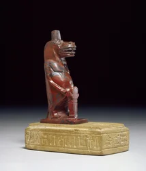 Flodhestgudinnen Taueret, som holder en flette av rullet papyrus som danner det beskyttende hieroglyftegnet, 'sa', sannsynligvis sen periode, ca. 664-332 f.Kr. (fajanse)