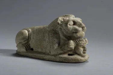Lokk på en liggende løve som holder et hode, Napata-Meroe, Upper Nubia (steatitt)