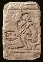 Relieff av en mann som sitter ved siden av et bord, Amarna-perioden (kalkstein)