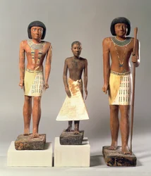 Tre statuer av Metjetji, muligens fra Saqqara, Det gamle riket, fra sent 5. til tidlig 6. dynasti (ca. 2360-2340 f.Kr.)