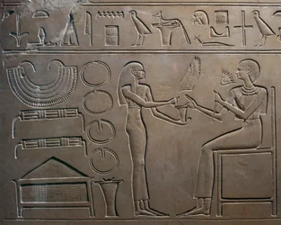Detalj av lettelse med tjener som viser juveler til dronningen, fra Sarcophagus of Queen Kawit, Temple of Mentuhotep II, Deir el Bahari, Egypt