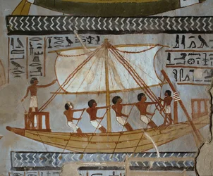Et begravelsesskip tar Sennufers mumie med på sin siste reise til Abydos …