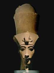 Amenhotep IV, med dobbelkrone …