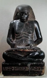 Amenhotep, sønn av Hapu, sittende med bena i kors, fra Amun-tempelet, Karnak, ca. 1391-53 f.Kr. (granitt)