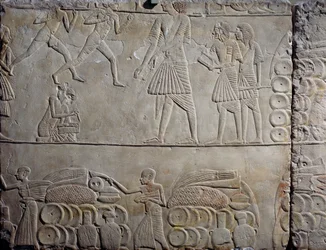 Plassering av mat i lagerbygninger, kalksteinsveggrelieff, fra den memfitiske graven til Horemheb i Saqqara, egyptisk sivilisasjon, Det nye riket, XVIII. dynasti