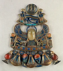 Brystplate med sol- og måneemblemer, Fra Tutankhamons grav, Theben, Egypt, Gullsmedkunst, Egyptisk sivilisasjon, Det nye riket, Dynastiet XVIII