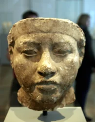 Byste av Nefertiti (c1370-c1330 f.Kr.) Store kongelige hustru (hovedkonsort) til den egyptiske farao Akhenaten. Nefertiti og mannen hennes var kjent for en religiøs revolusjon. De begynte å tilbe bare én gud, Aten, solskive.