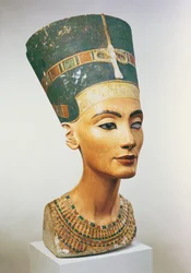 Byste av dronning Nefertiti, fra studioet til billedhuggeren Thutmose ved Tell el-Amarna (malt kalkstein) (se også 114019, 114020 og 267404)