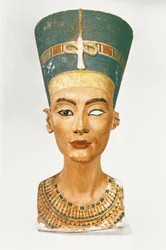 Byste av dronning Nefertiti, forfra, fra billedhuggeren Thutmoses verksted i Tell el-Amarna