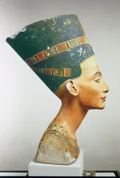 Byste av dronning Nefertiti, sett fra siden, fra Thutmoses verksted i Tell el-Amarna