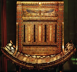 Tutankhamons seremonielle stol, detalj av det buede setet og ryggstøtten, Det nye rike, ca. 1325 f.Kr. (detalj av 59232)