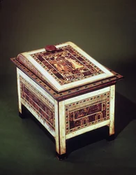 Coffer, fra Tutankhamons grav (ca. 1370-1352 f.Kr.) New Kingdom (tre, bronse, elfenben og farget glasur) (se også 220898)