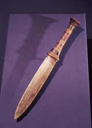 Dolk, fra Tutankhamons grav (ca. 1370-1352 f.Kr.) New Kingdom (gull- og cloisonneverk av halvedelstener og glass)