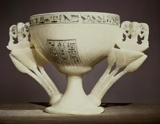 Drikkebeger i form av en halvåpnet lotusblomst, funnet ved inngangen til graven til Tutankhamon (ca. 1370-52 f.Kr.) New Kingdom (alabaster) (se også 162302 & 228555)
